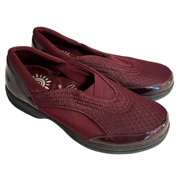 Solite by Easy Street Spontaneous Comfort Wave‎ Women's Patent Cushioned Slip-On - Picture 1 of 3